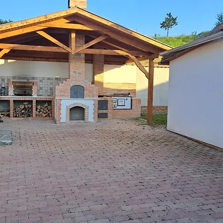 Kis Bujdoso Vendeghaz * Tardona